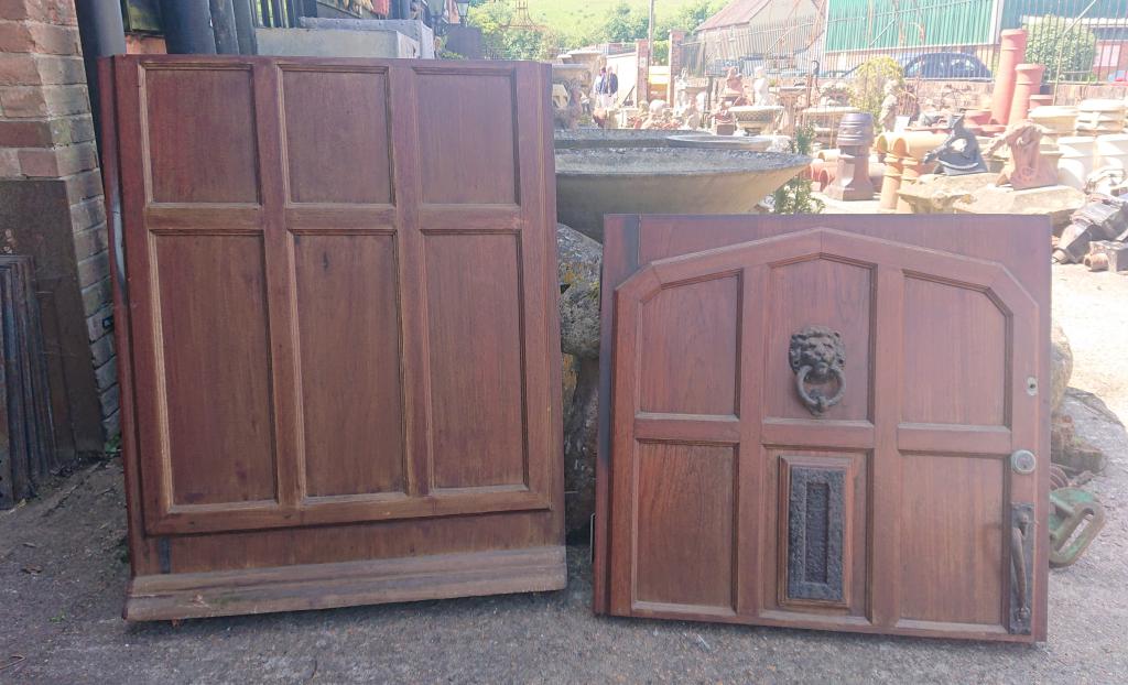 <p class="MsoNormal">Solid Oak stable door reclaimed from a 1950’s mock Tudor house. Complete with all its
original door furniture.</p><p class="MsoNormal"> <o:p></o:p></p><p class="MsoNormal"><o:p>91 cm wide x 200 cm high